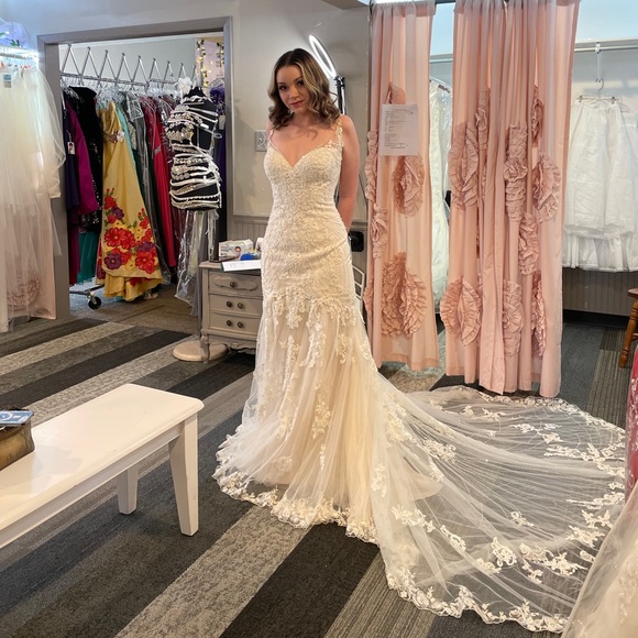 Essense of Australia d2208 Wedding Dress - Picture 2 of 9